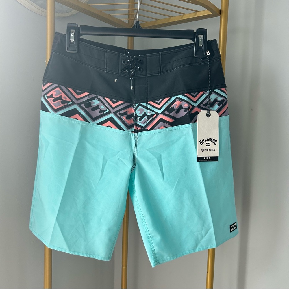 Billabong youth momentum pro performance Boardshorts in geometric print size 28